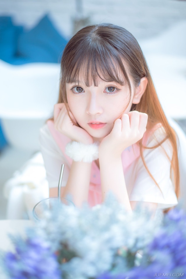 “曹操曾经不守规矩，妄图以刺段行刺主公以及少主，奸计未遂，蜀中虽然消息鄙陋，但这已经是一年前的事情，后果如何，诸位应该清楚，中原四州之地，上至险要，下至县令，无论本人还是家人，尽皆遭到死亡刺杀，徐州陈氏，乃徐州第一大族，经此一战，烟消云散，满门皆屠。”庞统挣了挣双臂，没能挣脱，也不再费力，只是看向帐中众将，淡然道：“诸位杀了我之后，可以让家人准备后事了，记住，是全家的。”